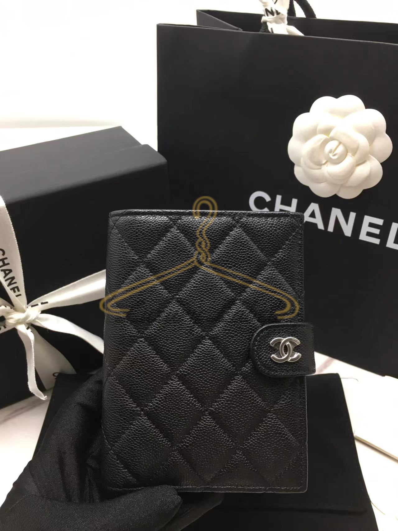 샤넬 클래식 캐비어 여권지갑 (금장)