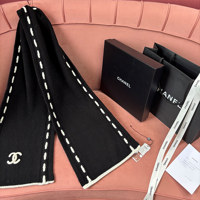 샤넬 스티치 라인 CC 로고 캐시미어 머플러 (컬러 블랙, 아이보리)