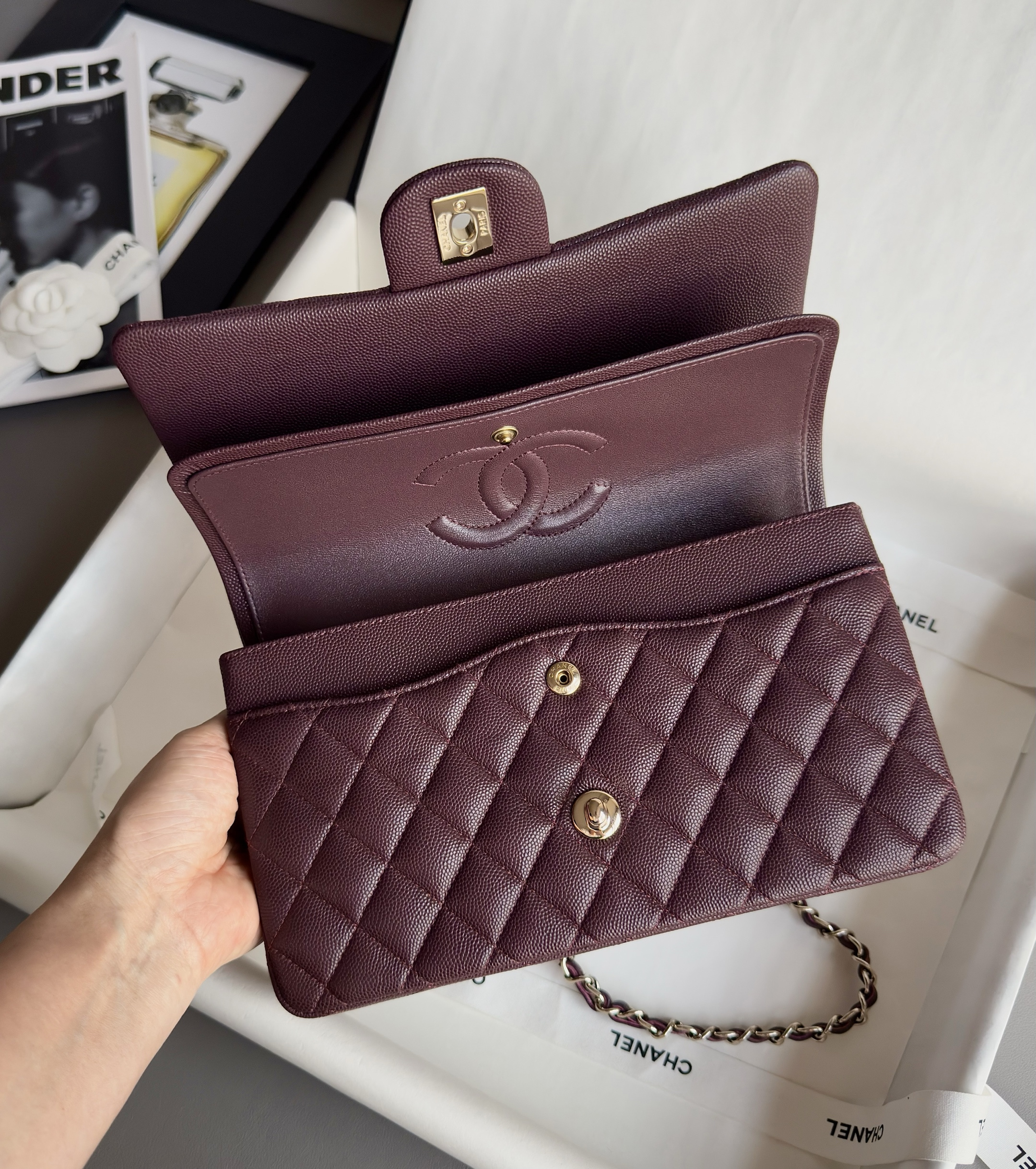 샤넬 클래식 캐비어 미디움 25.5cm (컬러 딥버건디)